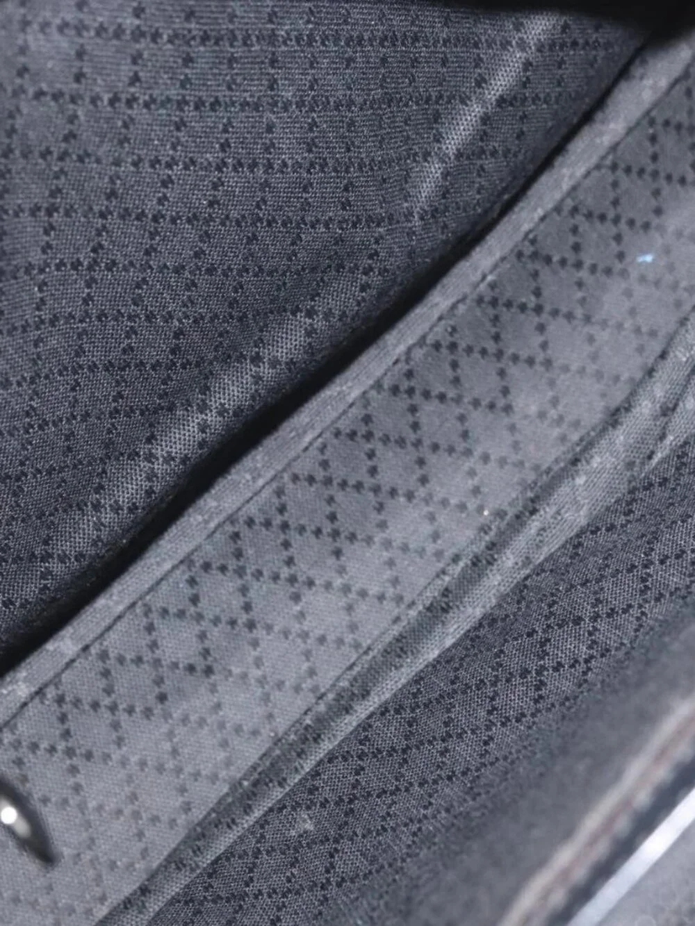 Gucci brand	gucci color	black